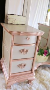 Cabeceira com detalhes dourados em rose gold